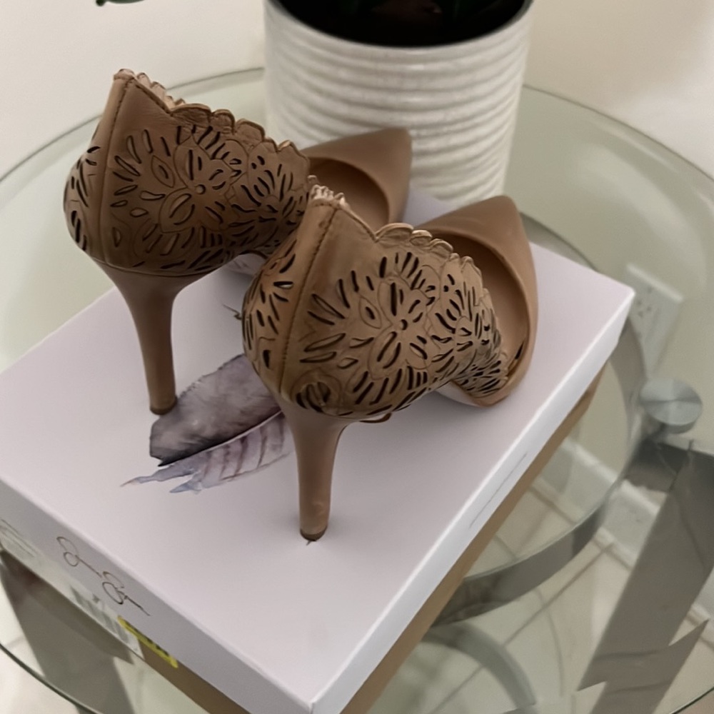 Jessica Simpson buff color9.5 heel shoes perfect condition goes with everything - Picture 5 of 9